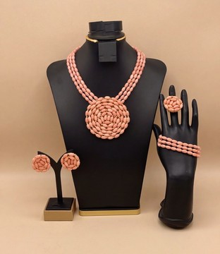 Parure de bijoux en perles corail Statement – Collier traditionnel africain audacieux, ensemble de boucles d’oreilles, bracelet et bague