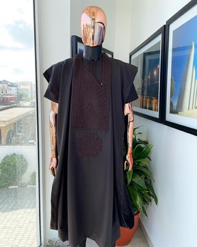 Un triangle inversé marron et un motif de broderie monochrome rectangulaire agbada