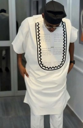 Ensemble traditionnel blanc de style Senator pour homme | Broderie noire en zigzag | Africain nigérian