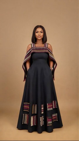 Robe longue noire avec des accents en aso-oke