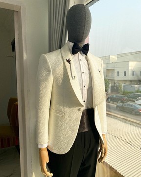 An ivory white shawl lapel unequal pattern jacquard tuxedo suit