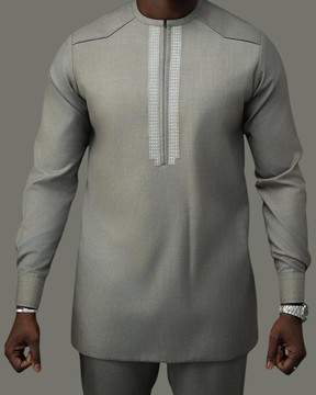 Tenues et Chemises à Motifs Uniques et Couleurs Vibrantes