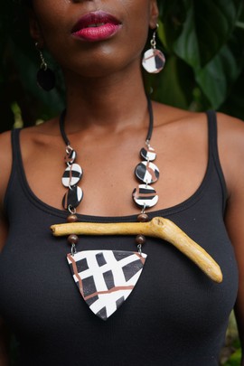 PRECIOUS19-19: LINEAR DESIGN NECKLACE WITH DRIFTWOOD