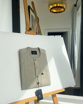 Un caftan de sénateur traditionnel gris chaud, poche plaquée.