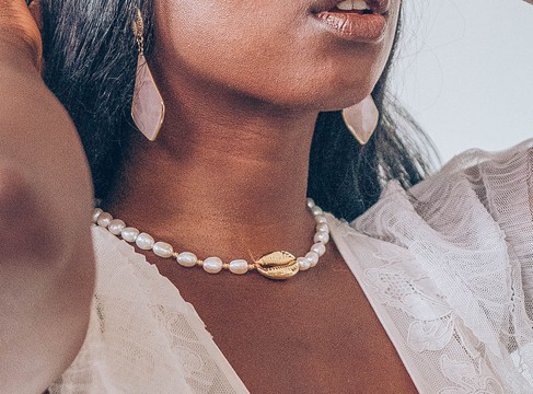 Caurine 🐚Collier perle d'eau douce, perle dorée et cauri doré à l'Or 24K "Maga"