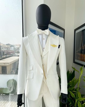 Un costume blanc ivoire, revers en pointe, ligne infinie et jacquard à motif carré
