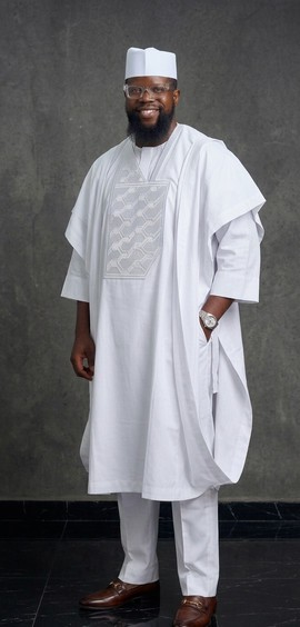 Ensemble Agbada Blanc de Luxe pour Homme avec Chapeau ✨