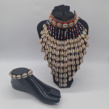 Parure imposante de bijoux tribaux faits main, collier plastron et bracelet de cheville en cauris, parure africaine à colliers superposés