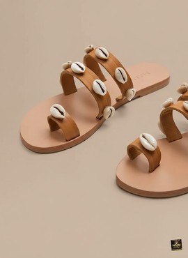 Sandales en cuir Sahara ornées de cauris