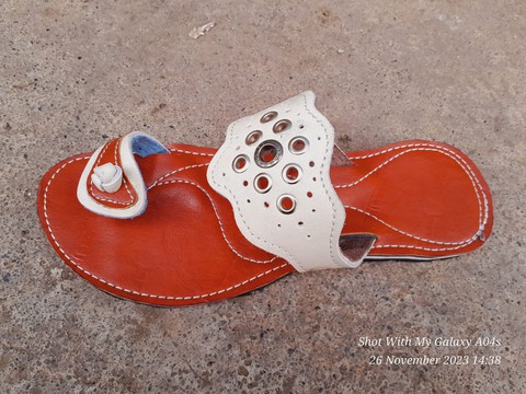 Handcrafted Women’s Dual-Tone Leather Toe-Loop Sandals – Tan &amp; Ivory Shield Slides with Gold Eyelets