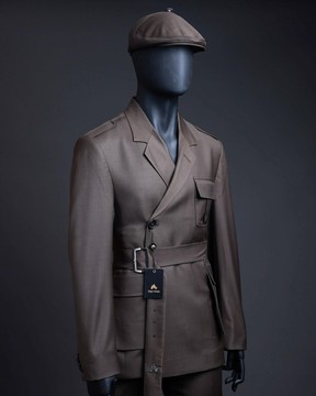 Un « 06-06-1944 - D-Day » marron café monochrome, revers cranté, costume de combat à 2 boutons