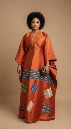 Robe longue à motifs bleus et marrons