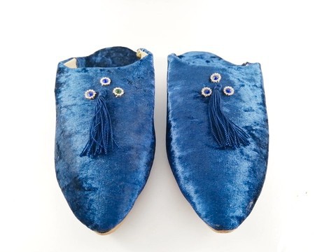 Handcrafted feminine fashion slipper