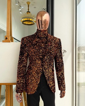 Le costume à revers en pointe orange "Young &amp; Restless", un col roulé assorti et un pantalon noir.