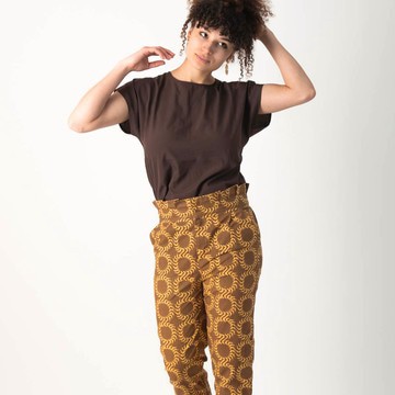 Pantalon slim en wax chic et doublure intérieure en satin