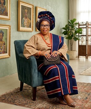 Ensemble Buba et Iro en Aso Oke pour femme – rayures bleu marine et bordeaux