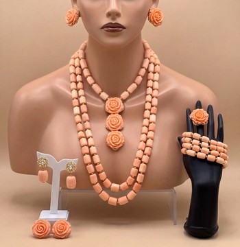 Parure de bijoux de luxe en perles corail – Collier, boucles d’oreilles et bracelet traditionnels africains pour mariée