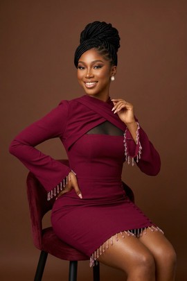 Robe courte bordeaux ornée de perles
