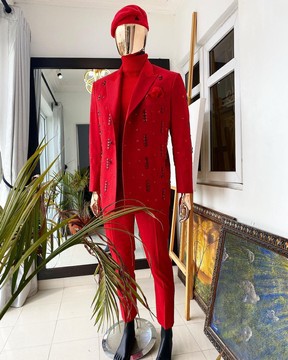 Le costume croisé monochrome rouge « Sinclair »