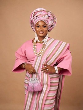 Tenue traditionnelle nigériane en aso oke à rayures roses et marron