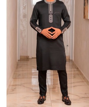 Les hommes incarnent une chemise et un pantalon pour hommes