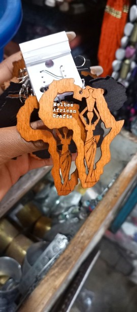 Boucles d'oreilles/Bijoux en bois clair femme africaine