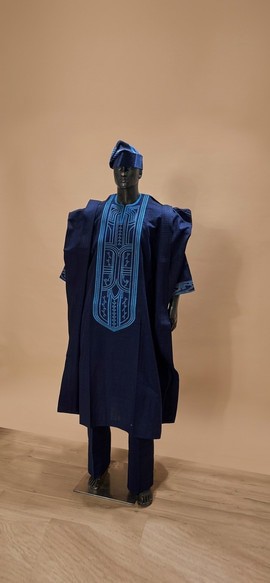 Ensemble agbada brodé bleu nuit royal avec bonnet assorti