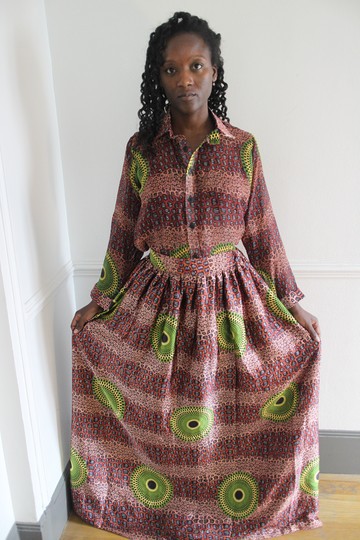 MUSLIN SHIRT AND LARGE PRINTED WAX SILK SKIRT