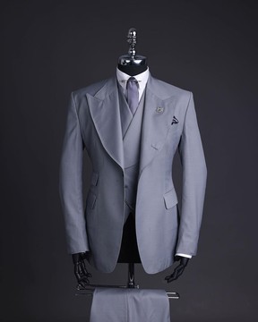 Un costume gris nuage foncé tricoté à revers en pointe, un manteau croisé à la taille et un pantalon
