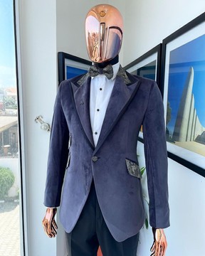 Un velours gris ancre, revers en pointe avec un costume de ruban de soie noir