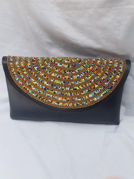 Pochette perlée, Pochette en cuir