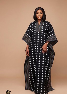 Kaftan Bubu Adire monochrome de minuit avec des accents rayés