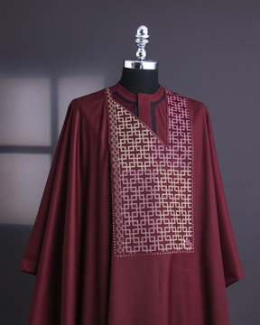 Un Mazeline bordeaux, connecté avec une broderie keke Elemu Agbada