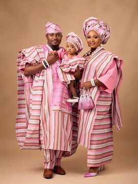 Ensemble traditionnel assorti pour toute la famille en Aso Oke à rayures multicolores