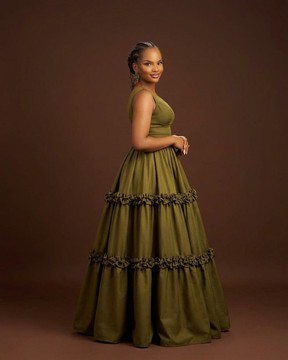 Robe de bal vert olive à volants étagés avec un corsage structuré à encolure en V