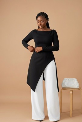 Ensemble tunique noire asymétrique et pantalon blanc à jambes larges