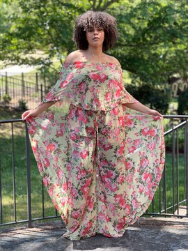 Ensemble caftan en mousseline de soie multicolore à imprimé floral et épaules dénudées