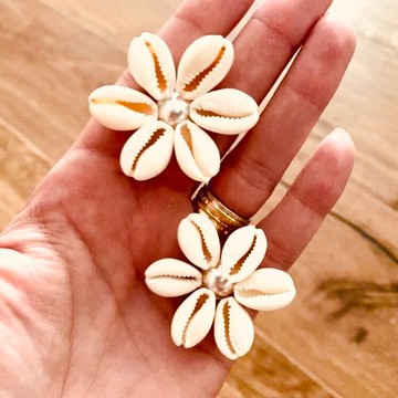 Magnifique paire de boucles d’oreilles cauris