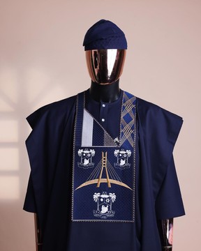 Un bleu marine, détails de broderie "Eko Baje Ti - Lagos Will Never Spoil" agbada
