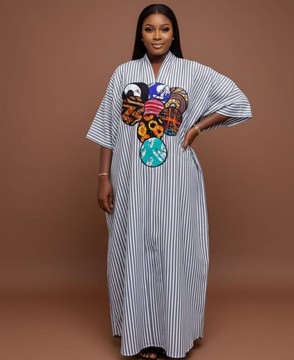 Caftan à rayures avec appliqué