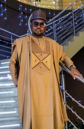Ensemble Agbada pour homme couleur or et beige avec broderies marron | Tenue traditionnelle nigériane de luxe