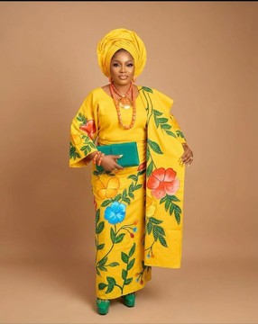 Ensemble iro et buba en aso-oke tissé à la main, peint à la main, jaune soleil et à motifs floraux multicolores, avec gele et iborun assortis