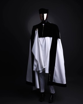 Un tragbada blanc et noir, une cape de tyrolienne, un natif de caftan de sénateur africain à manches longues