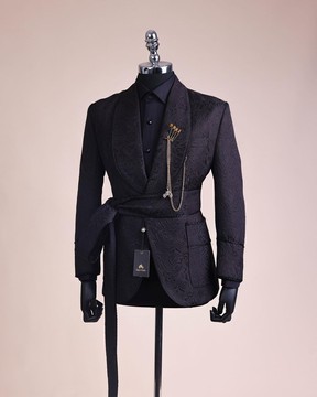 Un noir anthracite, un revers châle à motif floral, un costume de smoking tricoté à un bouton