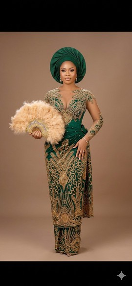 Robe en dentelle baroque vert émeraude et or orné de motifs raffinés