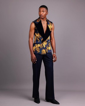 Un costume de smoking en jacquard fleuri à revers en pointe ajusté et sans manches « boomerang »