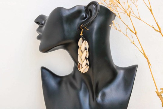 Boucles d’oreilles en coquille de cauri africaine, boucles d’oreilles Cowrie, boucles d’oreilles en coquillage de mer, boucles d’oreilles en laiton, cadeau de Noël