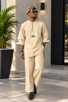 Tenue de sénateur beige pour homme – Ensemble 2 pièces avec haut asymétrique brodé et pantalon, tenue africaine traditionnelle