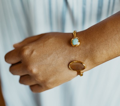 Caurine 🐚Golden bangle bracelet adorned with "Banyo" stone