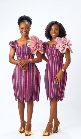 Robe midi Aso Oke – Robe africaine à rayures avec détail floral sur l’épaule